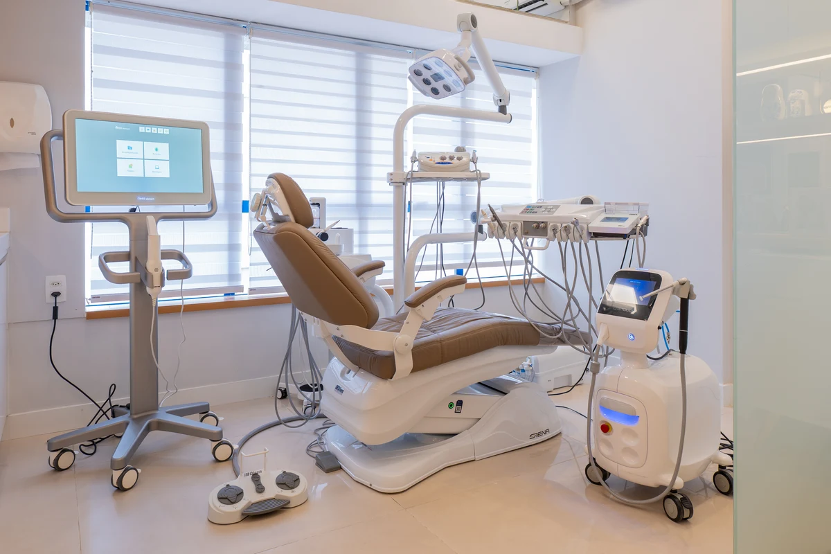 Sala clínica com a cadeira e o escâner intraoral